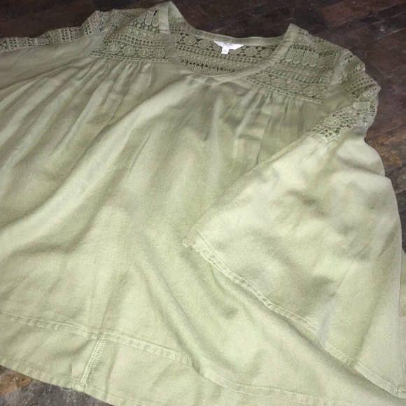 👑CROWN & IVY - Picture 2 of 8